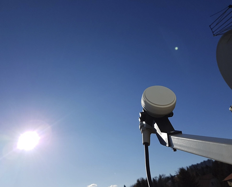 primer plano de detalle de parabólica apuntando al sol