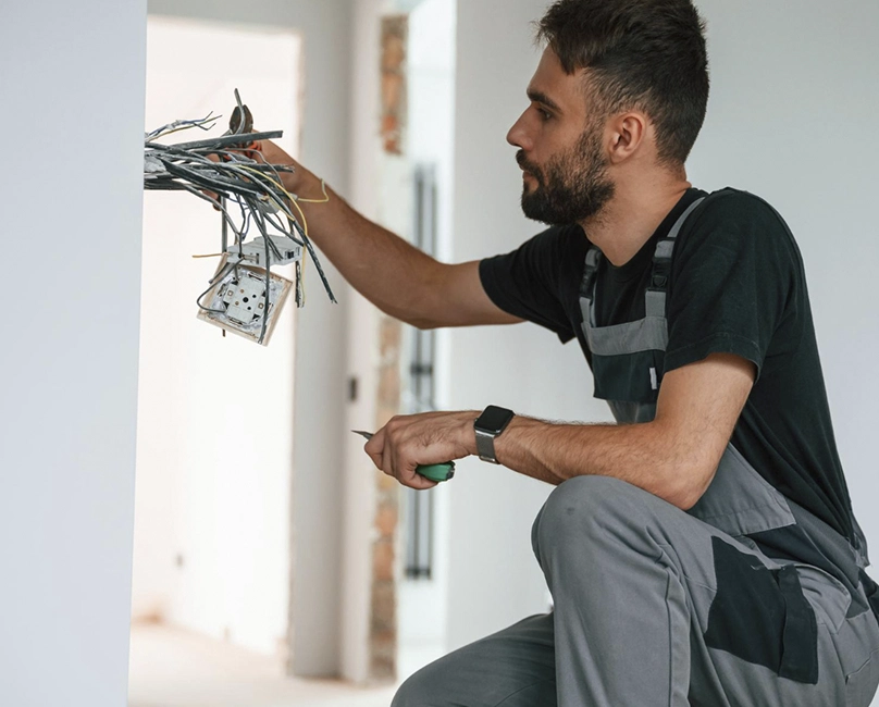 técnico con arreglando enchufe de luz