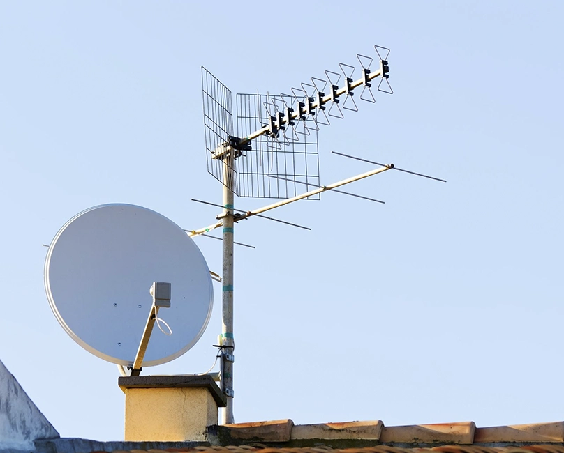 tejado con antena parabólica y de tv